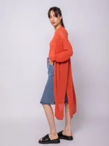 Sacón largo de tejido de punto calado color negro, con mangas largas y aberturas laterales.