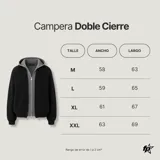 Campera de punto grueso acanalado en color negro con interior y capucha gris, diseño de doble capa y cierre frontal con cremallera.