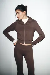 Pantalón de tiro alto color marrón, con cintura elástica y bajo acampanado (flare).