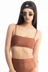 Top de bikini con escote recto y breteles finos, confeccionado en tela con acabado satinado color óxido.