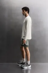 Camiseta de entrenamiento de manga larga y cuello redondo, confeccionada en tejido técnico ligero y elástico con tecnología de secado rápido. Presenta costuras planas para mayor resistencia y comodidad durante el movimiento, con un pequeño logo estampado en el bajo.