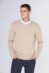 Sweater de hilo color borgoña, con cuello en V y logo bordado en el pecho.