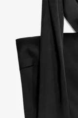 Top negro de tejido satinado con escote recto y hombros descubiertos. Incluye foulard combinado a tono y cierre lateral con cremallera oculta.