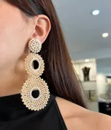 Aros colgantes con forma de círculos tramados con cristales color beige y ajuste de clip.