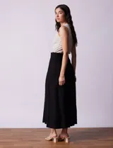 Falda larga color beige de lino y rayón, con pretina ancha, pasadores y cinturón con hebilla redonda. Marca Tahari.