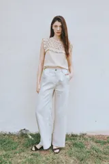Vestido midi beige sin mangas, con parte superior de crochet y volados en los hombros.