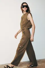 Pantalón de tiro alto con diseño tipo cargo, pernera holgada que se estrecha hacia el tobillo, bolsillos laterales con cierre y bolsillos de plastrón con solapa.