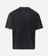 Remera de algodón con efecto lavado, corte boxy, cuello redondo y manga corta. Presenta un lettering 'Outcast' grabado en el frente con relieve tonal.