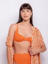 Top de bikini negro con textura de flores, corte media copa, breteles ajustables y gancho en la espalda.