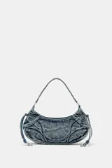 Bolso de hombro de denim con efecto acid wash, pespuntes decorativos, asa corta y tiras laterales con detalles metálicos.