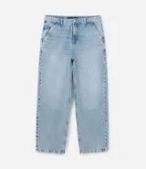Pantalón de jean con corte baggy, color gris con efecto lavado, cintura con trabillas, cierre de botón y cremallera, y bolsillos delanteros y traseros.
