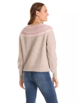 Cardigan de tejido suave en color beige, con diseño Fairisle en la parte superior del pecho en tonos rosado y gris. Presenta cuello redondo, cierre frontal con botones y mangas largas con puños acanalados.