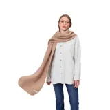 Bufanda de tejido de punto acanalado en color beige, con etiqueta de marca en el extremo inferior.