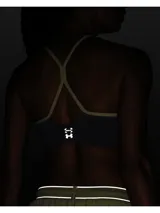 Top deportivo Under Armour Halo Bonded color gris con detalles en amarillo flúor. Diseño de espalda deportiva con tirantes finos y banda elástica bajo el busto. Ideal para actividades de bajo impacto.