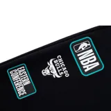 Pantalón de jogging negro de los Los Angeles Lakers con cordón ajustable en la cintura, puños acanalados en tonos violeta y negro, y estampados gráficos laterales con el logo del equipo.