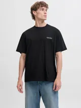 Remera de manga corta y cuello redondo con calce relajado. Confeccionada en algodón orgánico, presenta un diseño minimalista con una pequeña estampa tipográfica en el pecho.