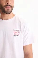 Remera blanca de manga corta de algodón, con estampado pequeño en el pecho que dice 'The sound of Summer' junto a un gráfico de un casete.