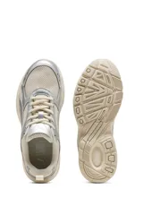Championes deportivos Puma modelo Milenio Tech LT, en color beige con detalles metalizados en tono plateado. Cuenta con diseño de malla transpirable, cordones al tono y suela robusta con amortiguación.