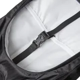 Mochila New Balance negra de 15 litros con logo reflectivo. Cuenta con compartimento principal con cierre, correas de compresión laterales, funda interior para mochila de hidratación y bolsillo frontal con cremallera y protección contra la lluvia.
