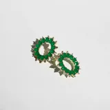 Par de aros dorados con forma de círculo, con engarce de piedras verdes y pequeños cristales blancos.