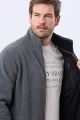 Campera polar térmica de corte recto y cuello alto, con cierre frontal completo en contraste. Presenta bolsillos laterales con cierre y un bolsillo vertical en el pecho, todos con detalles en color azul marino.