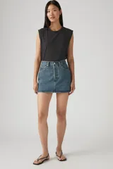 Minifalda de denim azul con cierre de botones frontal y bolsillos delanteros y traseros.