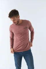 Remera de manga larga color ladrillo con logo estampado en el pecho.