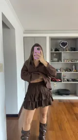 Pollera corta de gamuza color marrón, con diseño de dos volados superpuestos y cintura elástica. Incluye short interno incorporado para mayor comodidad.