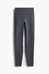 Leggings deportivas de talle alto con cintura ancha, confeccionadas en tejido funcional con tecnología SoftMove para mayor suavidad y DryMove para absorción de sudor. Presentan bolsillos laterales abiertos en cada pierna.