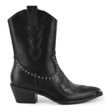 Bota texana negra de caña media, con puntera metálica y detalles de tachas y bordados.