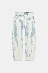 Jeans de tiro medio con corte barrel, confeccionados en algodón con estampado tipo tie-dye en tonos azul y blanco. Presentan diseño de cinco bolsillos, trabillas en la cintura y cierre frontal con cremallera y botón.