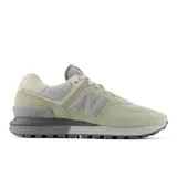 Championes urbanos New Balance modelo 574 U574LGAM, de color verde claro con detalles en gris y beige. Confeccionados en gamuza y malla, incorporan el logo "N" característico en los laterales y entresuela con tecnología ENCAP.