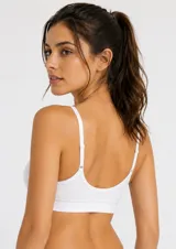 Sostén tipo bralette de tela morley, con escote en V, breteles finos ajustables y banda elástica inferior para mayor soporte.