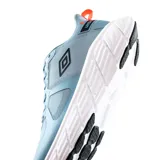 Championes de running Umbro Bram color celeste, con suela blanca alta de amortiguación, detalles en negro y tirador trasero en color naranja.