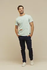 Pantalon cargo color marrón, de corte ajustado, con bolsillos laterales con solapa y cierre frontal.