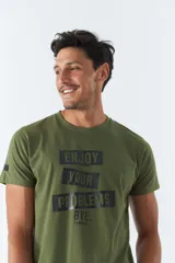 Remera azul de algodón con cuello redondo, mangas cortas y estampado frontal con la frase 'Enjoy Your Problems'.