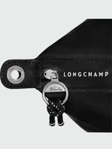 Cartera de mano modelo Le Pliage Energy tamaño S, confeccionada en nylon resistente con detalles en cuero. Presenta un diseño minimalista con cierre de solapa y broche a presión, asas cortas y correa de hombro ajustable y extraíble.