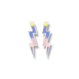 Par de aros colgantes con forma de rayo color verde brillante.