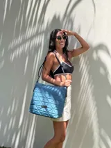 Cartera capitoneada color beige, con diseño geométrico y asa resistente. Amplia y cómoda, ideal para el uso diario.