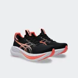 Championes de running Asics modelo Gel Nimbus 28, color negro con detalles en naranja neón y suela blanca. Presentan tecnología PureGEL en el talón y entresuela FF BLAST PLUS para mayor amortiguación, con capellada de tejido técnico.