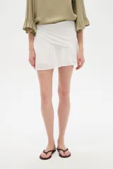 Minifalda blanca de viscosa con diseño cruzado y frunces en la cintura.