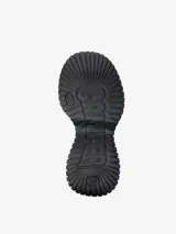 Botín Chelsea negro de cuero con elásticos laterales y tirador trasero. Plataforma con suela dentada de goma.