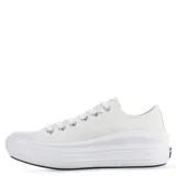 Championes Converse modelo Chuck Taylor Move, de corte bajo y color blanco. Presentan una suela de plataforma elevada, puntera de goma reforzada y cierre mediante cordones al tono.