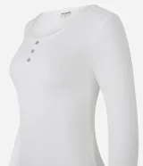 Blusa de pijama con mangas largas, confeccionada en Rib de poliéster con elastano. Prenda posee cuello redondo con botones abajo del cuello además de textura acanalada en todo el tejido.