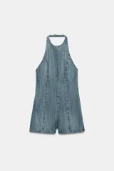 Mono corto de denim con cuello halter, espalda descubierta y costuras marcadas.