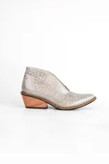 Botín marrón de cuero con textura de cocodrilo, punta fina y taco cuadrado.