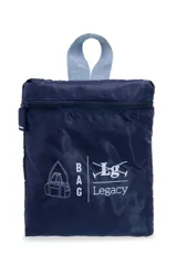 Bolso de viaje plegable azul marino con asas de mano y correa ajustable para el hombro en color celeste, featuring un bolsillo frontal con cierre y parche de la marca Legacy.