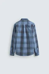 Camisa de corte regular fit confeccionada en tejido ligero de algodón, con estampado de cuadros en tonos azules y grises. Presenta cuello abotonado, manga larga con puños abotonados, bolsillo plastrón en el pecho y cierre frontal de botones.