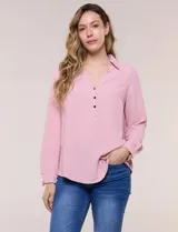 Blusa verde de calce holgado y caída fluida, confeccionada en tejido tipo crepé. Cuenta con cuello camisero con solapa, escote en V y cierre parcial al frente con tres botones metálicos. Las mangas son largas con puños abotonados.