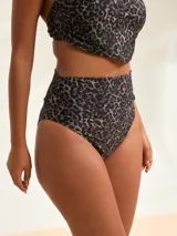 Bombacha de bikini de tiro alto con estampado animal print en tonos grises y negros.